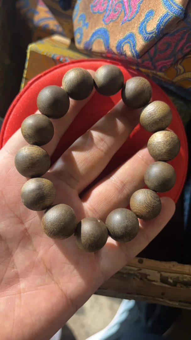 精品沉香手串一个