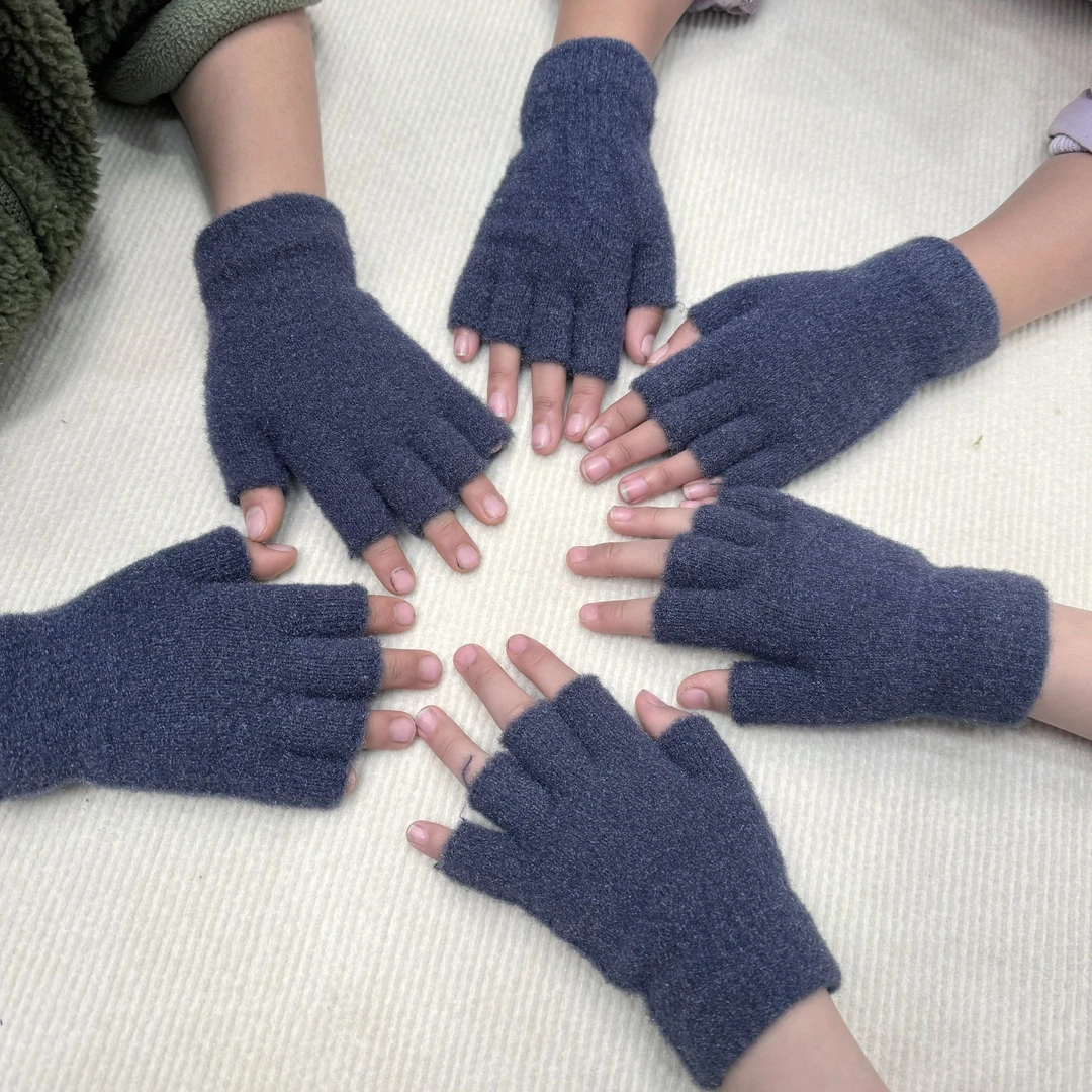 新款儿童手套冬季保暖防寒加绒半指纯色小孩水貂绒小学生写字防寒