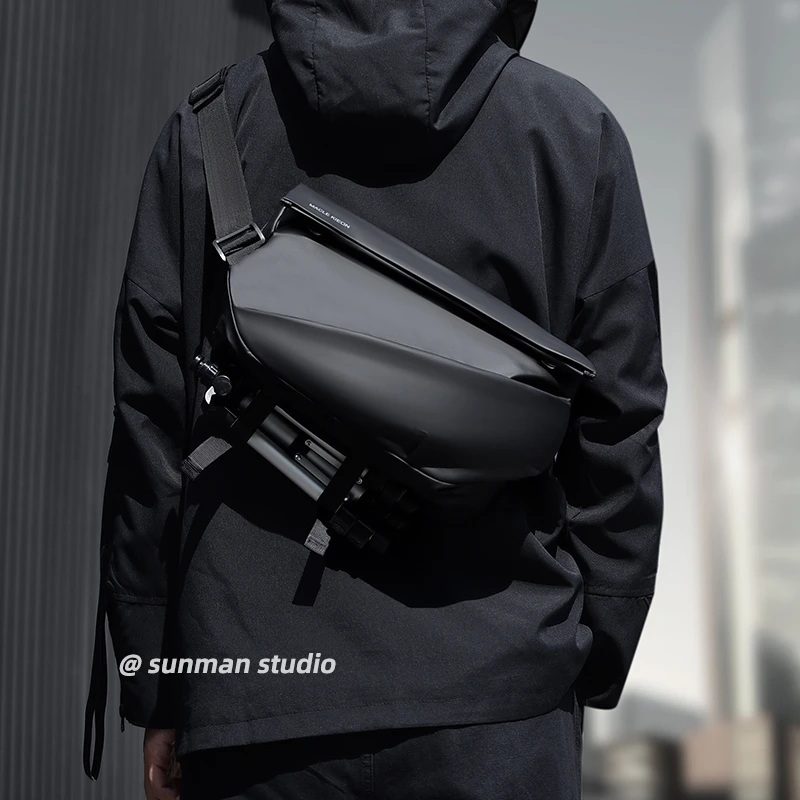 男士斜挎包通勤包胸包男款邮差包骑行包机车背包运动男生单肩包潮