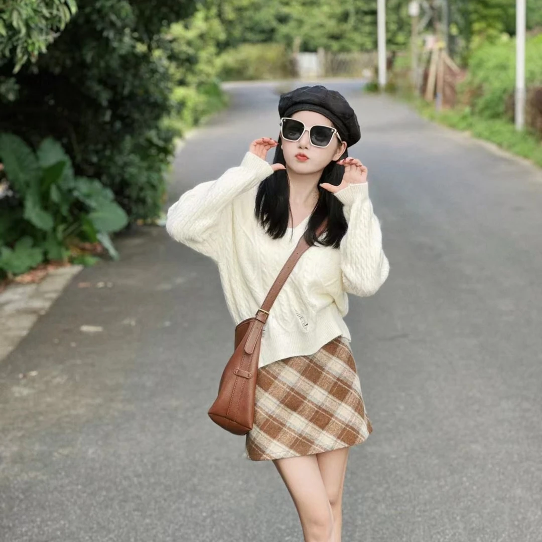 秋冬复古气质破洞V领慵懒风套头针织毛衣+高腰A字毛呢半身裙