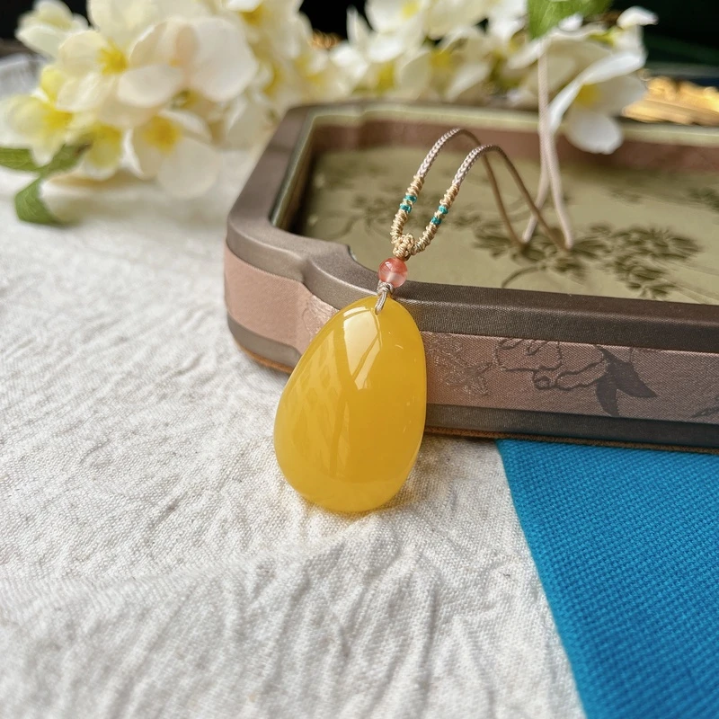 俄料鸡油黄蜜蜡吊坠约8克