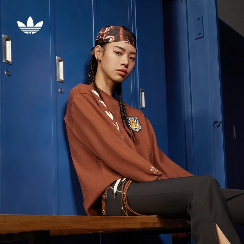 阿迪达斯官方三叶草 女款欧若风休闲运动圆领卫衣 adidas  IN1092