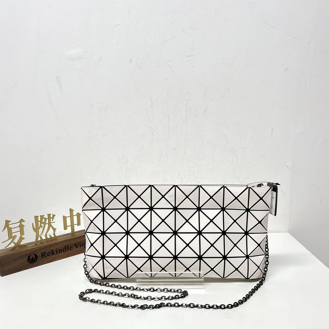 95新 Issey Miyake/三宅一生 复燃精选/三宅一生 白色链条斜挎包