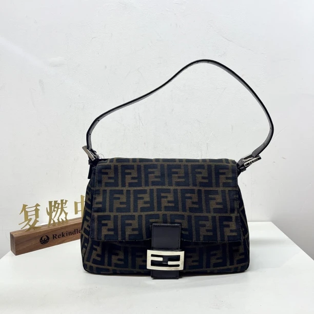 95新 FENDI/芬迪 复燃精选/芬迪 老花银扣大号法棍包