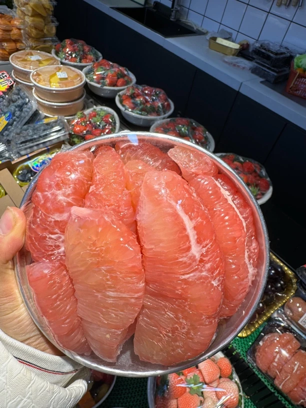 红心蜜柚剥好一满盒