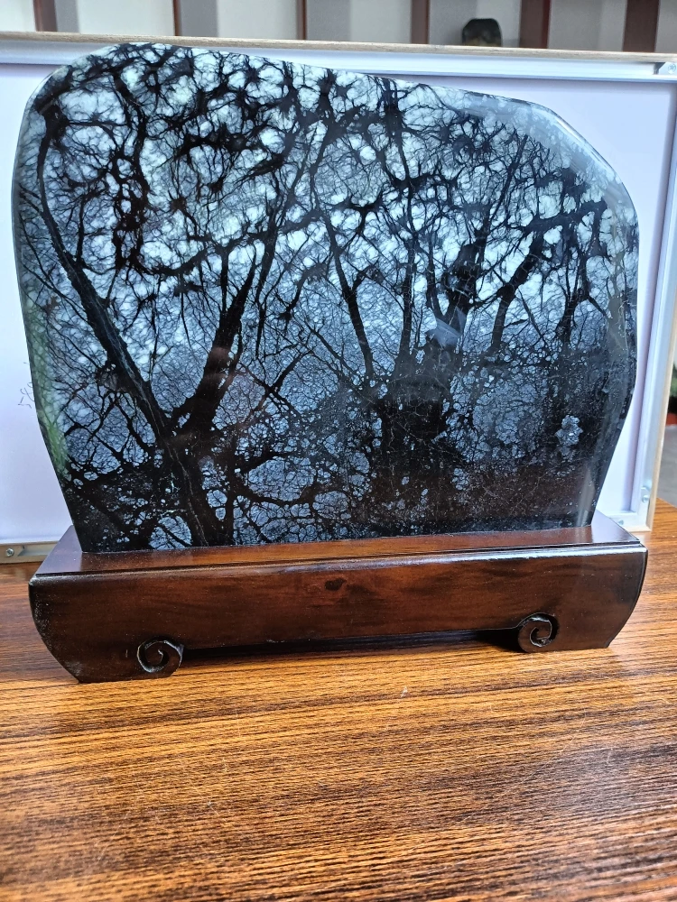 玉树石高31厘米，长32厘米厚2厘米左右，梨木刻制底座