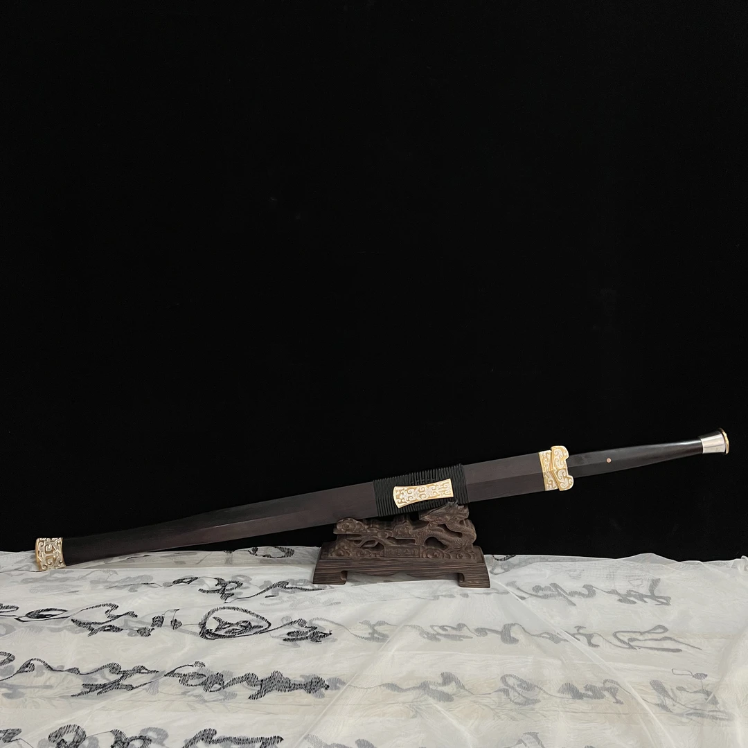 掌门郭家兴亲制 大叶紫檀 云熙瓦面陨铁剑 未开刃