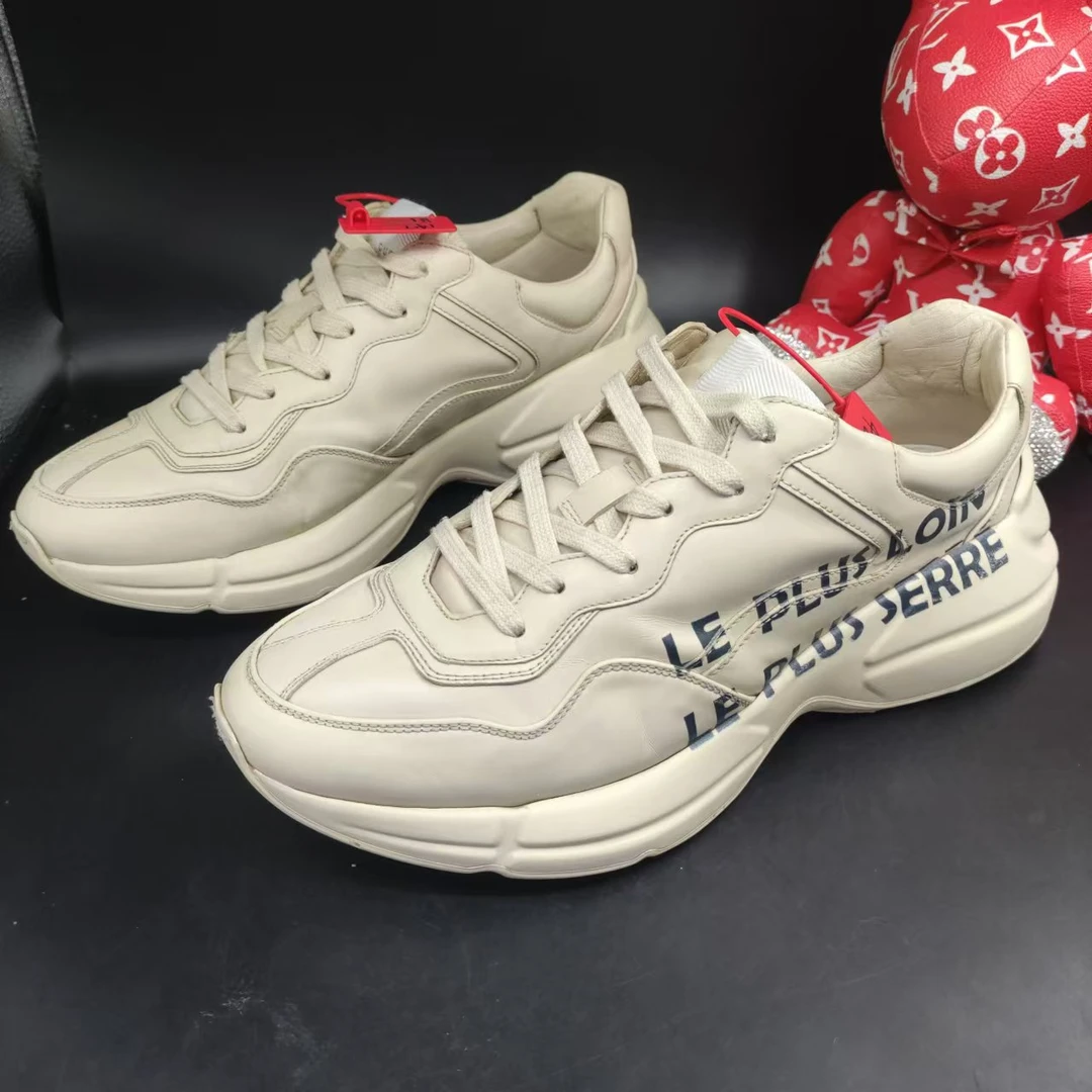 【147特惠】GUCCI/古驰 经典米白色鞋面英文印花老爹鞋舒适百搭42欧