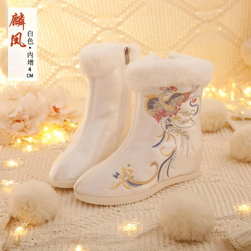 汉服靴鞋子新款2024爆款女不累脚软底国风古装冬季保暖中式绣花鞋