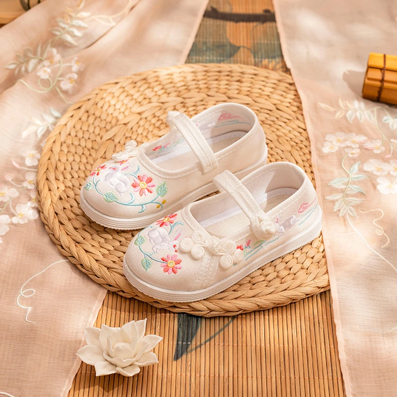 汉服鞋女童春季高级民族中国风宝宝手工表演踩屎感软底可爱绣花鞋
