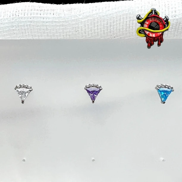 合金耳饰 哈尼穿刺钛合金锆石小三角内螺纹0.9牙口耳钉耳骨钉单个