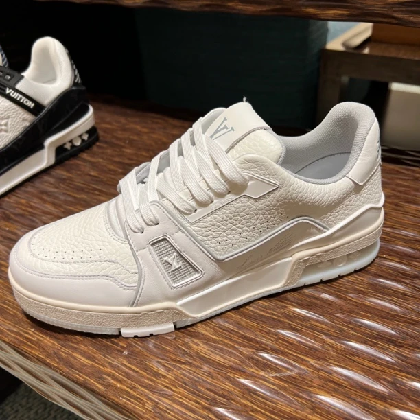 全新未使用 LouisVuitton/路易威登 lv男女款水泥白运动鞋tranier