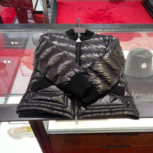 全新未使用 MONCLER 蒙口女士黑色冬季短款羽绒服  休闲时尚舒适