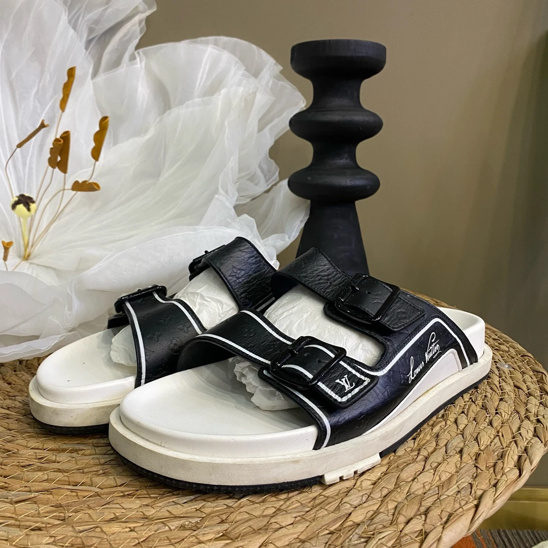 95新 LouisVuitton/路易威登 潮鞋/LV/8码/黑色拖鞋/70290297