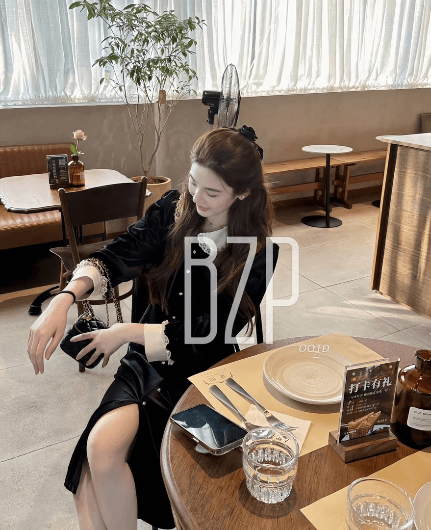 【miu里miu气】丝绒蕾丝翻领钻扣收腰赫本风气质长连衣裙女