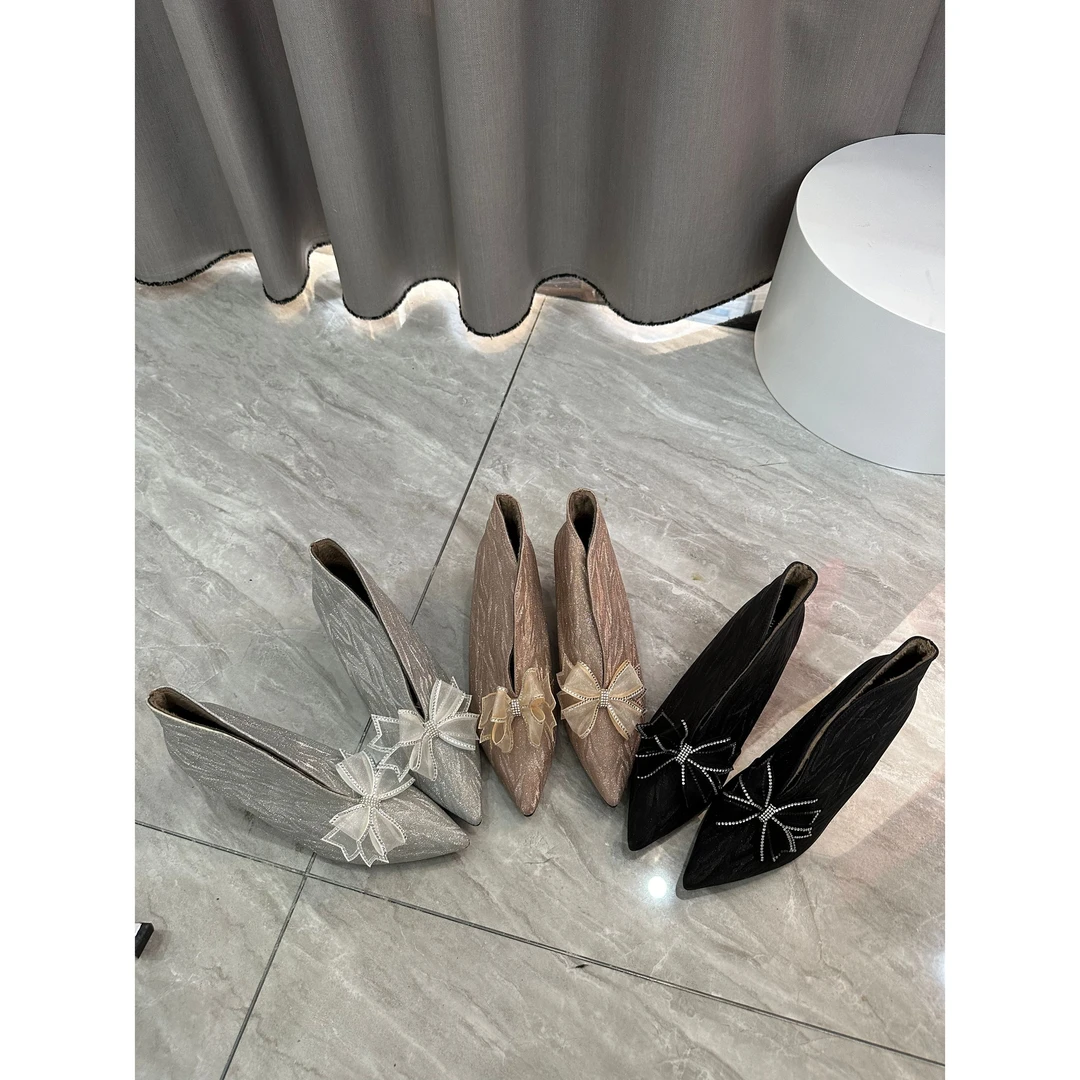 加肥加宽秋季新款蝴蝶结优雅尖头加绒小猫跟女设计爆款深口高跟鞋