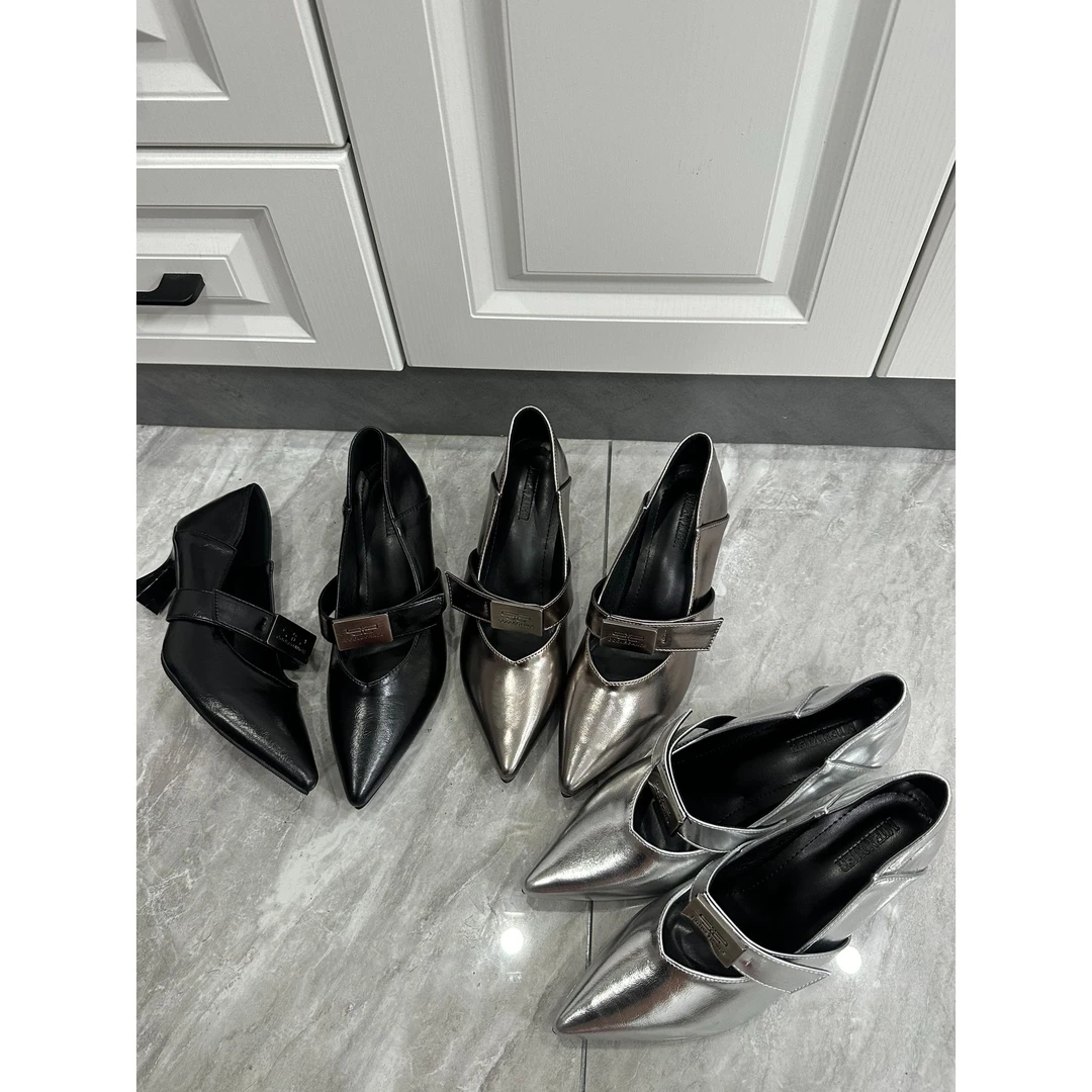 加肥加宽秋季新款网红气质轻奢大牌金属标百搭女爆款高跟全包凉鞋