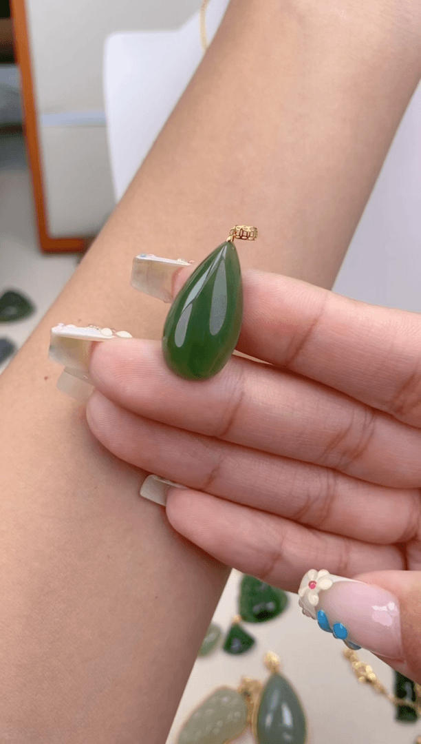 【闪购商品】和田玉吊坠(赠链)18K金镶嵌水滴