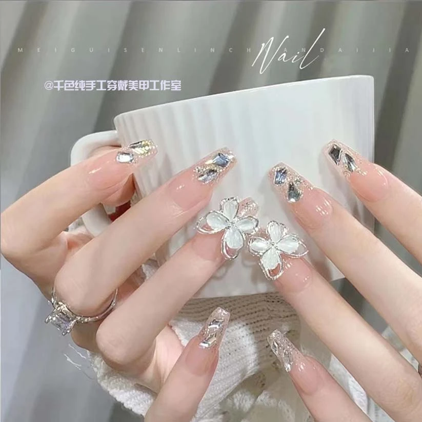 「雪夜蝴蝶」纯手工穿戴甲光疗大钻猫眼爆闪重工美甲气质中长梯形