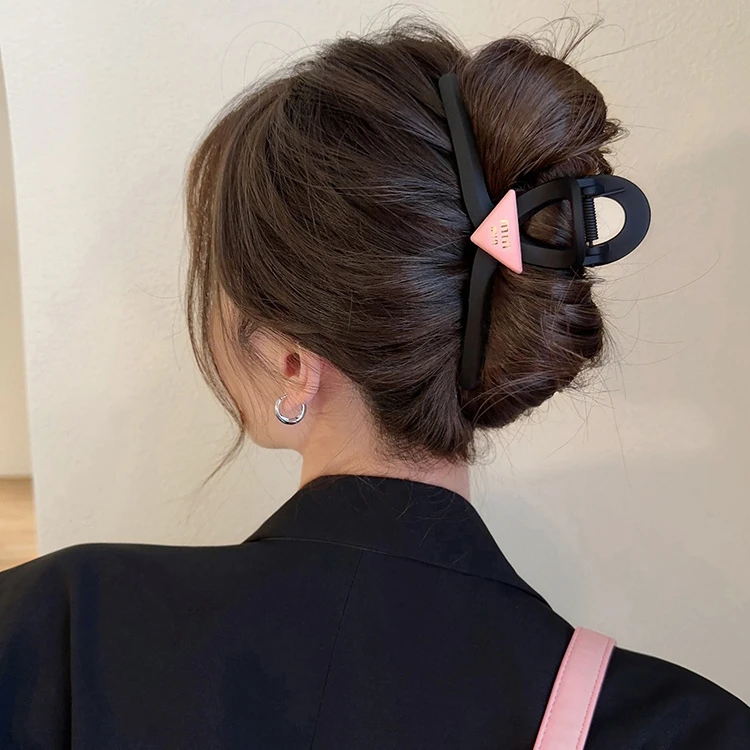 心动黑粉抓夹大号高级感黑色磨砂气质发夹女后脑勺鲨鱼夹赫本风