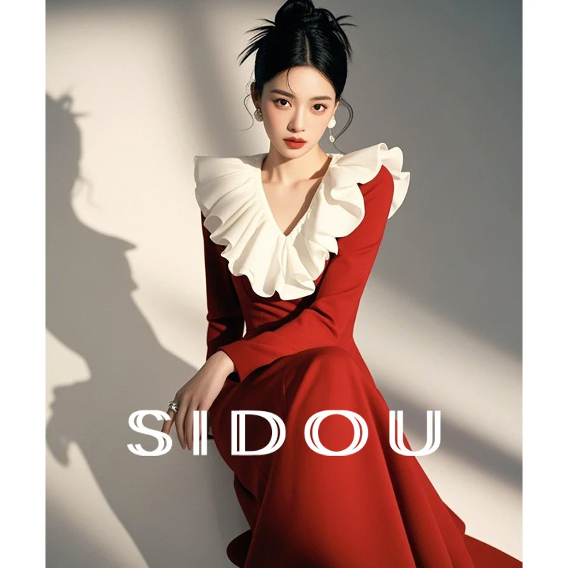 裙子女装秋冬2025新款富家千金高级感穿搭红色拼木耳边V领连衣裙