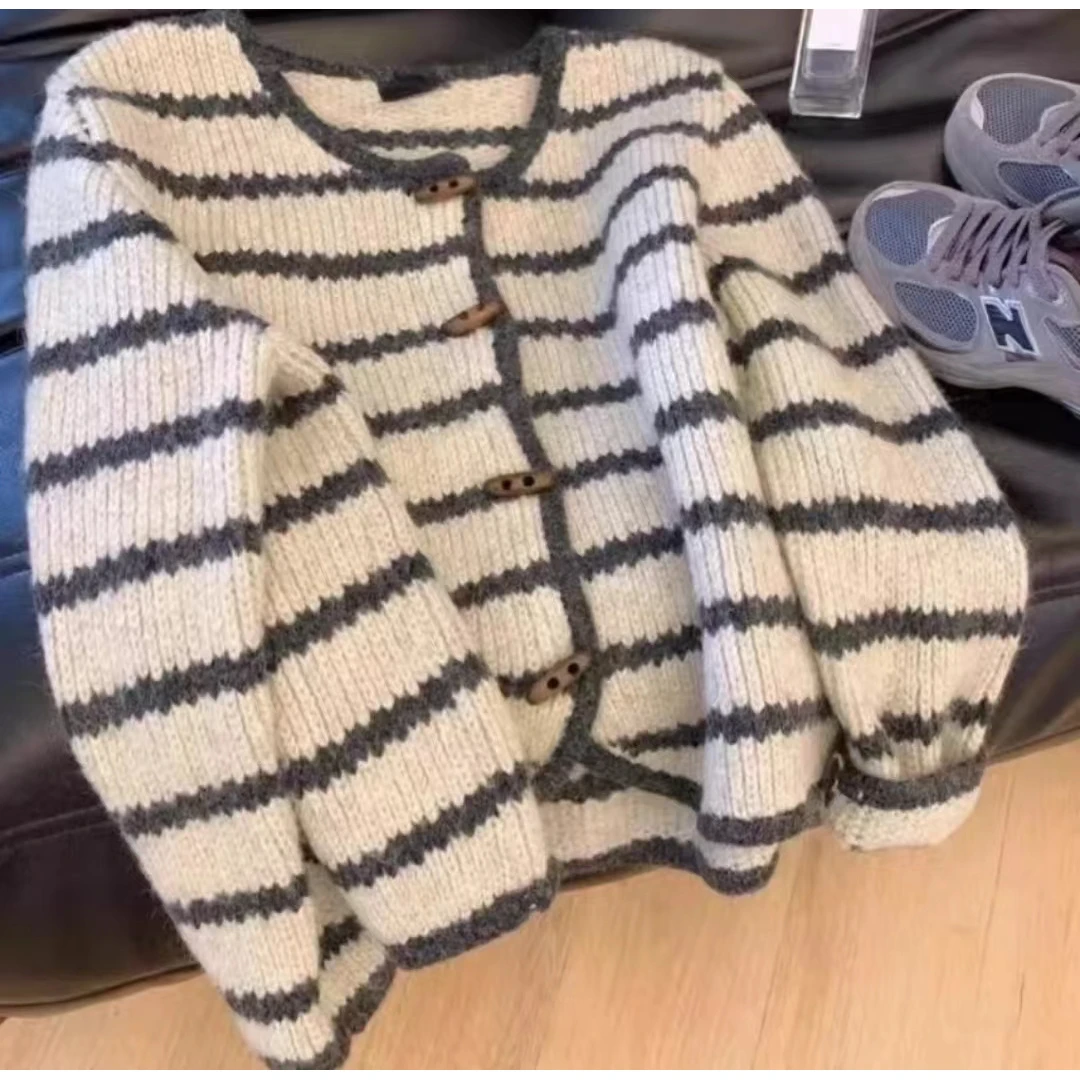 2024年新款复古条纹针织外套女秋冬慵懒风牛角扣v领宽松毛衣开衫
