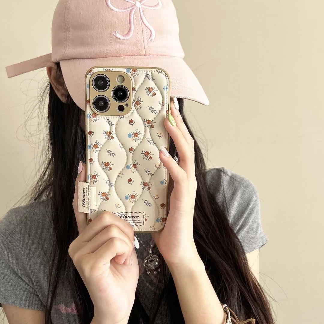 【适用苹果/华为】iPhone15/p70精孔防摔羽绒服满屏碎花女新手机壳