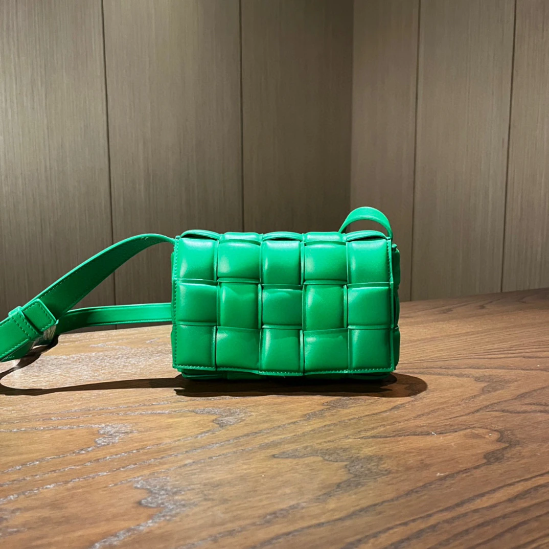 99新 BOTTEGA VENETA/葆蝶家 BV葆蝶家 编织枕头包 尺寸18x12