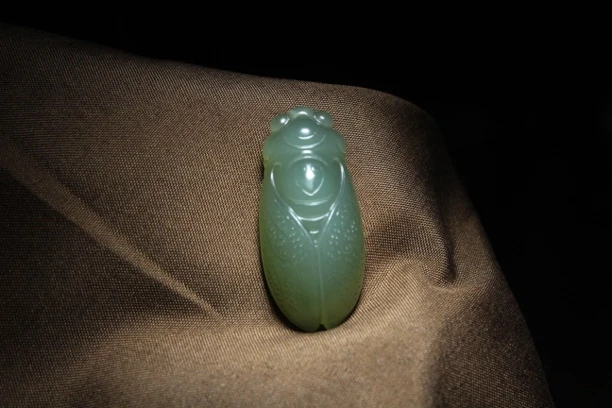 【一鸣惊人】和田玉青玉知了，尺寸约：17.3/38/11mm，重量约：10.9g