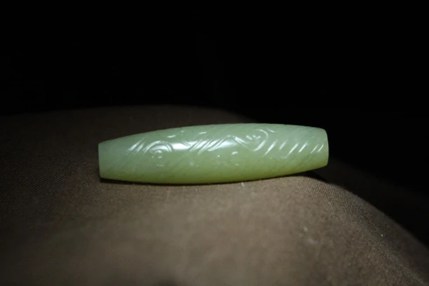 天然新疆黄口料仿古龙纹阴雕锁骨项链桶珠