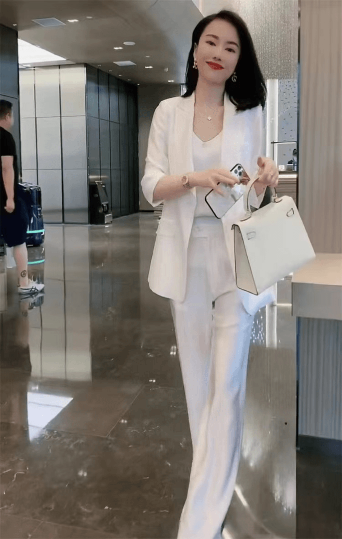 2024夏季新款韩版网红时尚潮流休闲气质白色百搭宽松显瘦精品女装