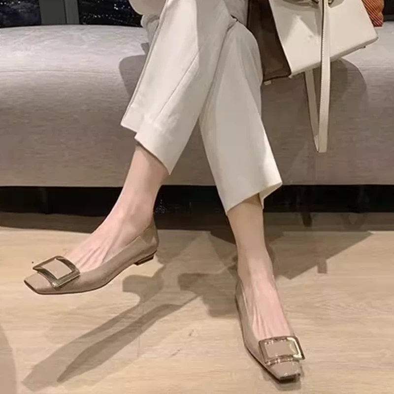 2024年秋新款方扣漆皮单鞋女气质奶茶色方头粗跟漆皮平跟平底鞋女