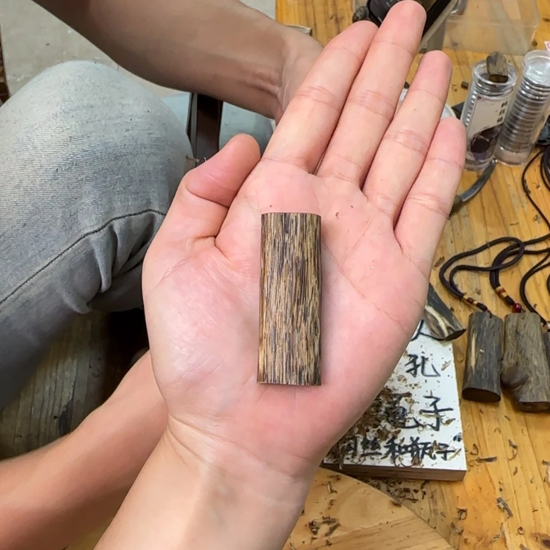 沉香吊坠素牌白奇