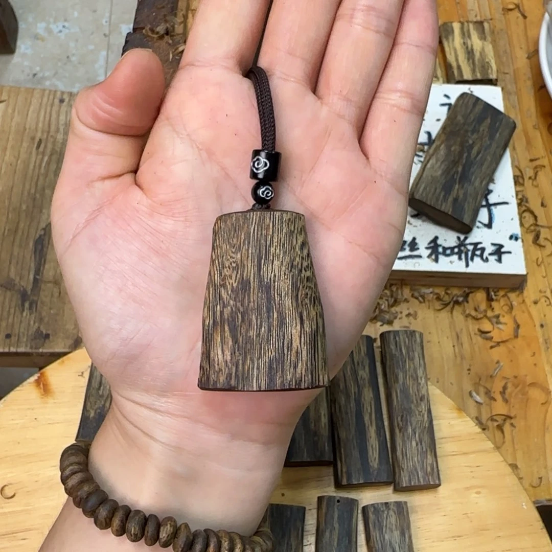 沉香吊坠素牌绿奇