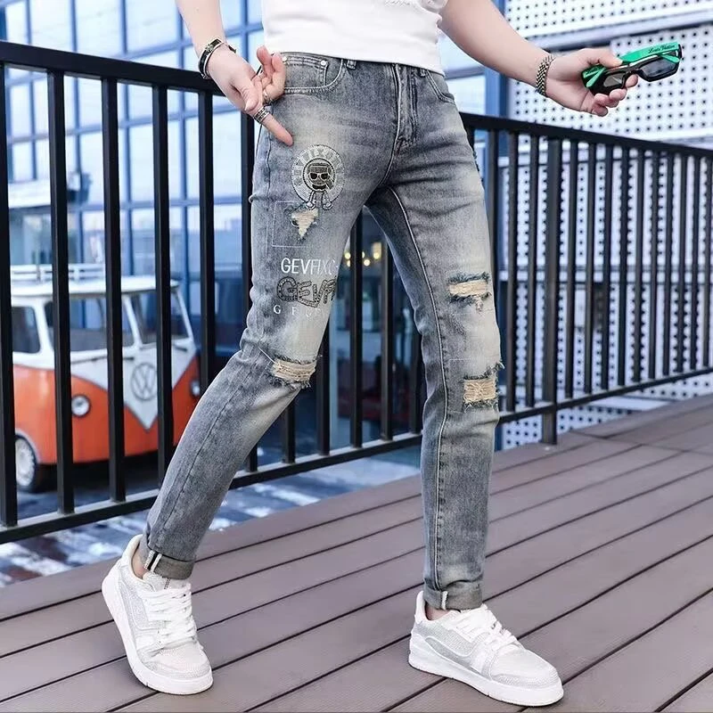 高端牛仔裤男士2024新款夏季修身小直筒潮牌烫钻刺绣休闲破洞裤子