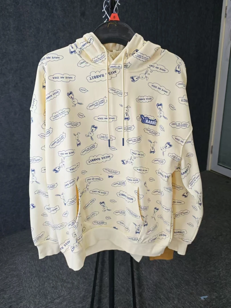 女士戴帽印花卫衣