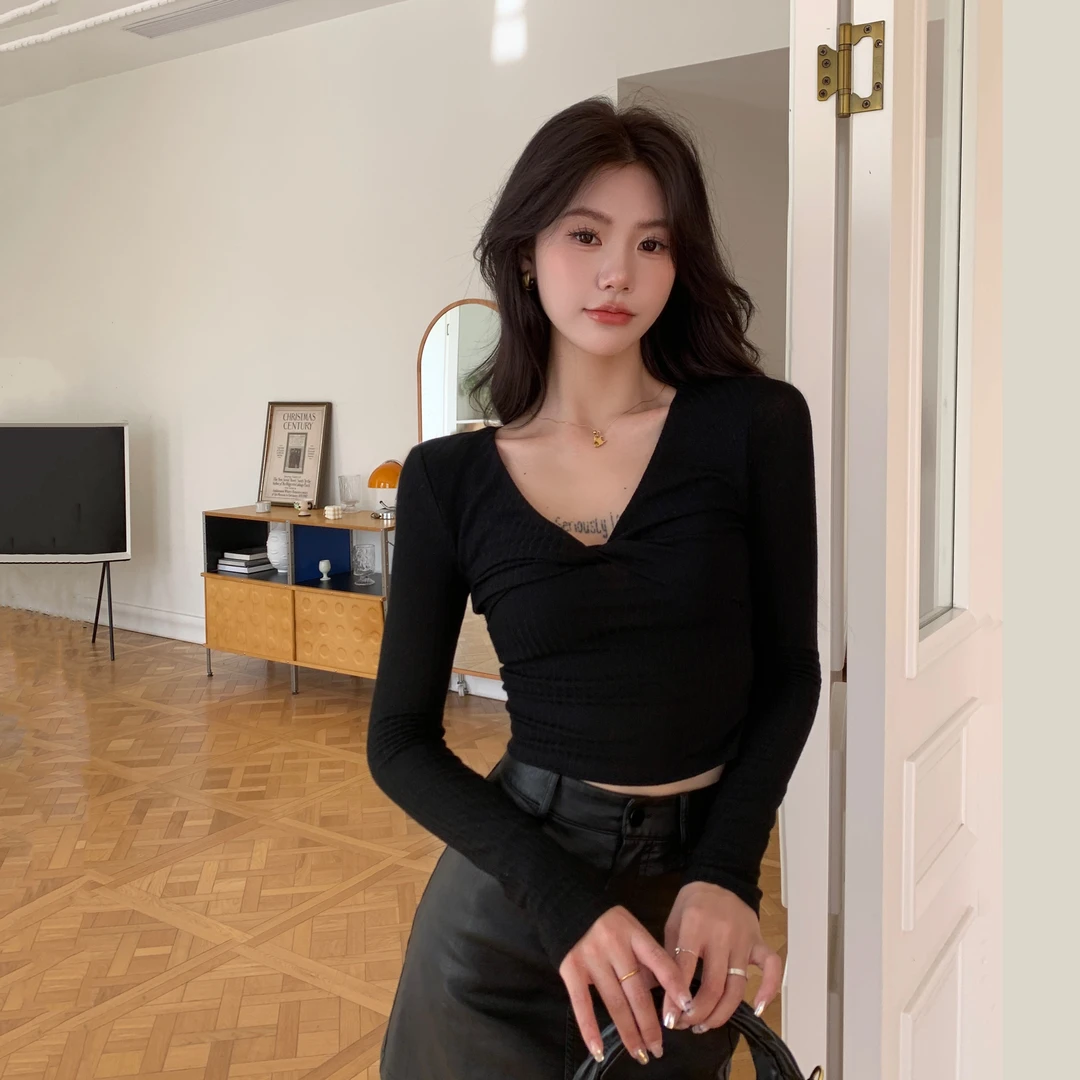 V领扭结打底衫小众设计感针织衫女春季短款收腰显瘦纯欲长袖上衣