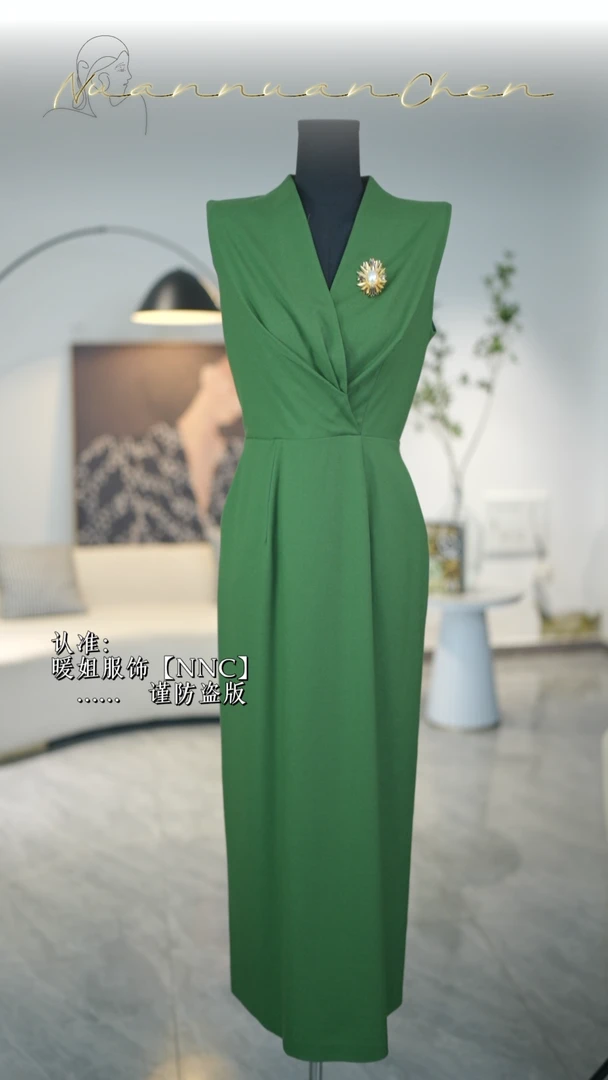 【NNC】2024新款设计师款V领修身显瘦连衣裙绿色NNC3001时尚轻奢