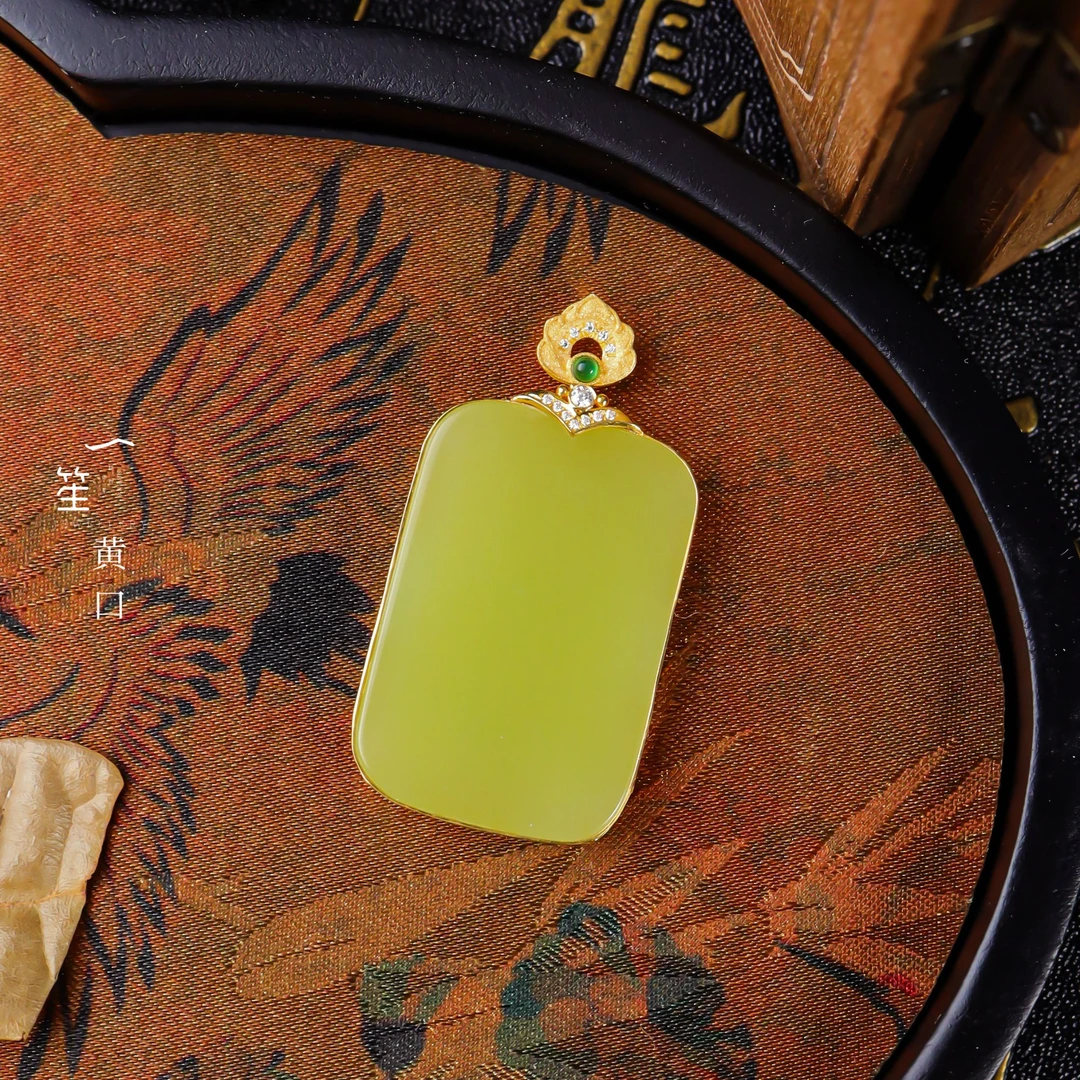 【一笙珠宝】天然和田玉无事牌吊坠18k镶嵌黄口无事牌