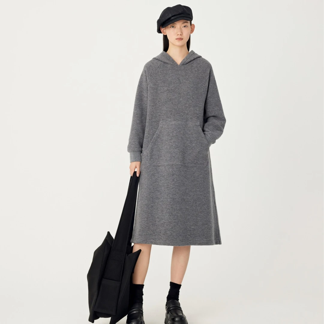 AUM秋冬时尚气质宽松保暖长款连帽连衣裙M1DE42586