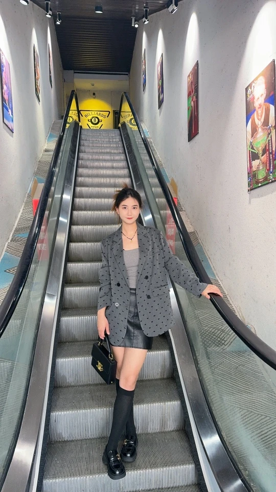 灰色蝴蝶结西装外套