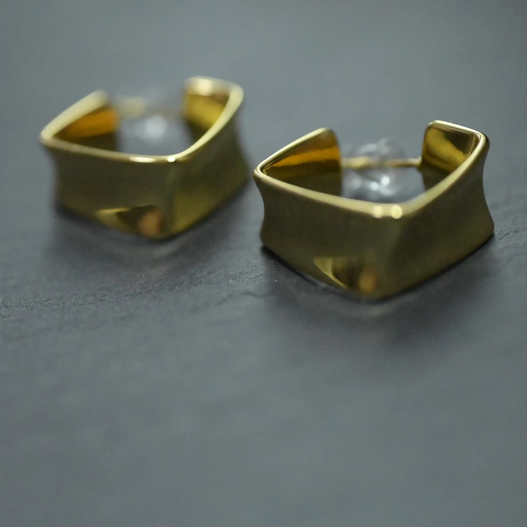几何规则金色配饰