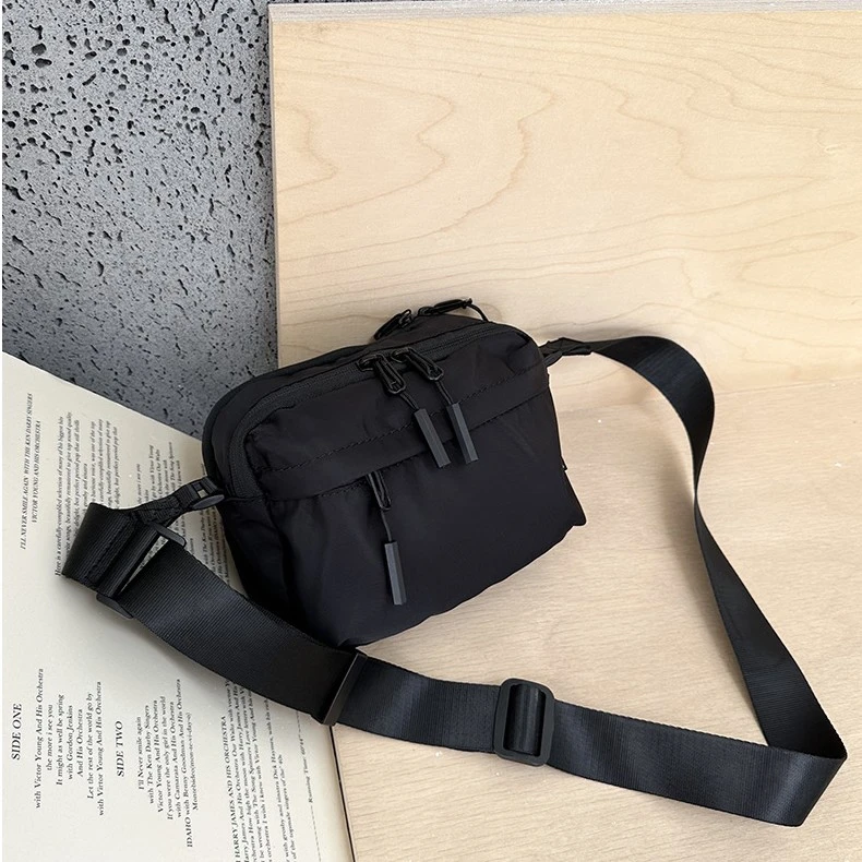 简约尼龙布斜挎相机包2023通勤百搭黑色小方包休闲宽肩带单肩包潮