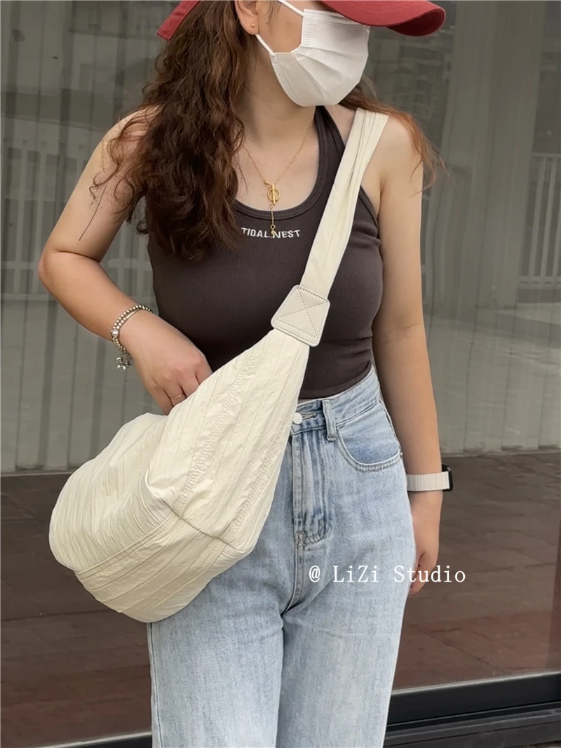 日系轻便尼龙布斜挎包斜跨大容量时尚月亮饺子包学生百搭单肩包女