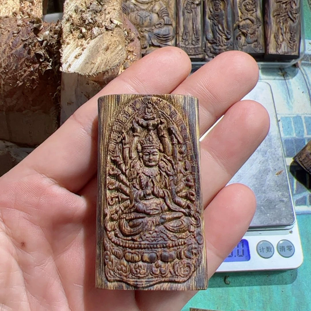 沉香吊坠红棋千手鼠10克