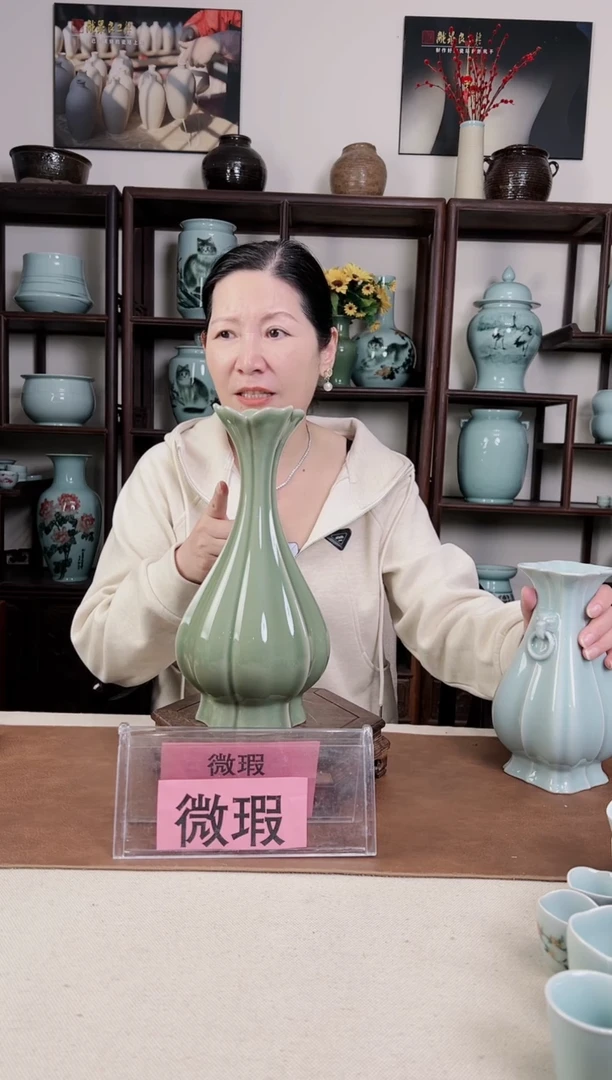 【闪购商品】杯微瑕 豆青釉 瓜棱花口瓶