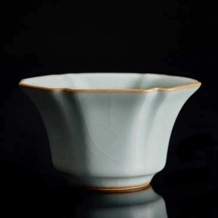 中国台湾丰子汝窑棱瓣杯主人杯开片