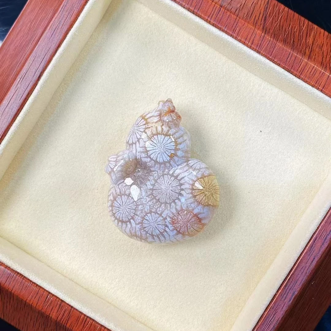 齐极珊瑚玉葫芦吊坠