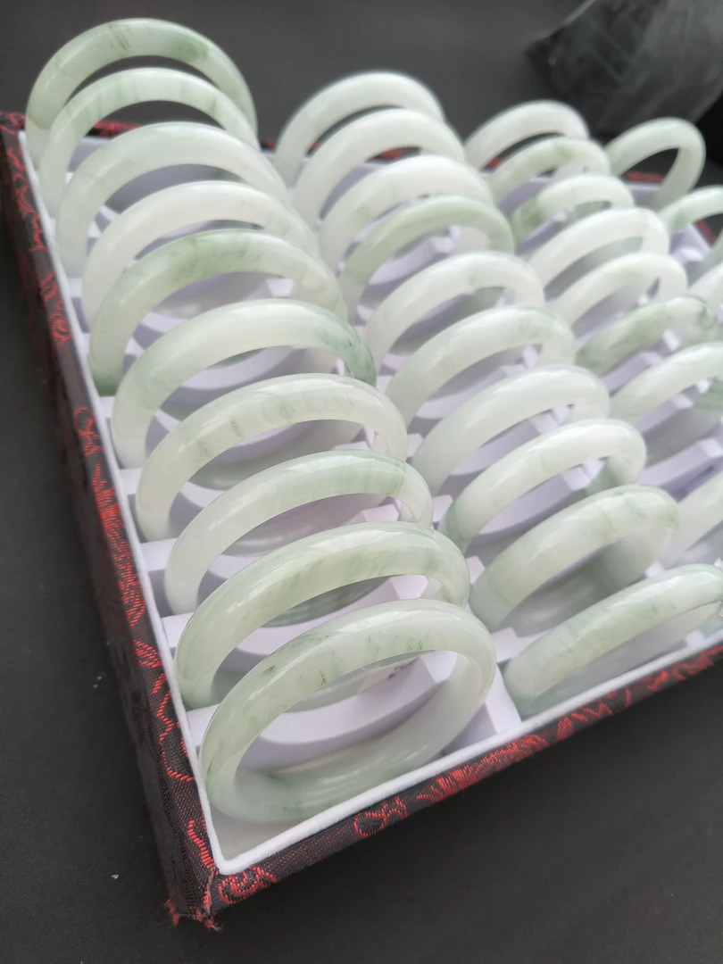 天然玉石天山翠手镯/正圈镯型(多样性发货，拍一发一）