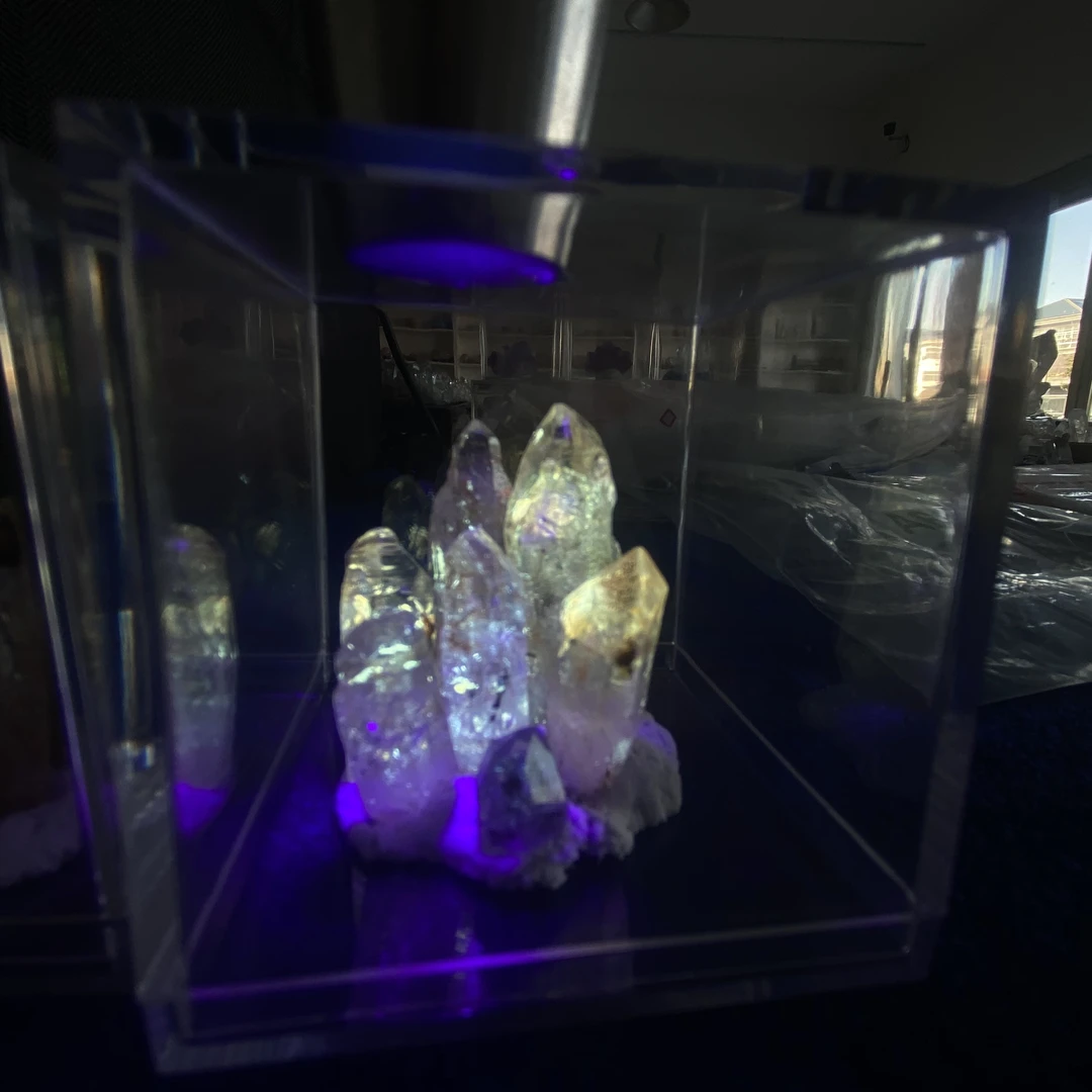 红泥油胆骨干水晶原石标本5-7颗一盒多样性随机